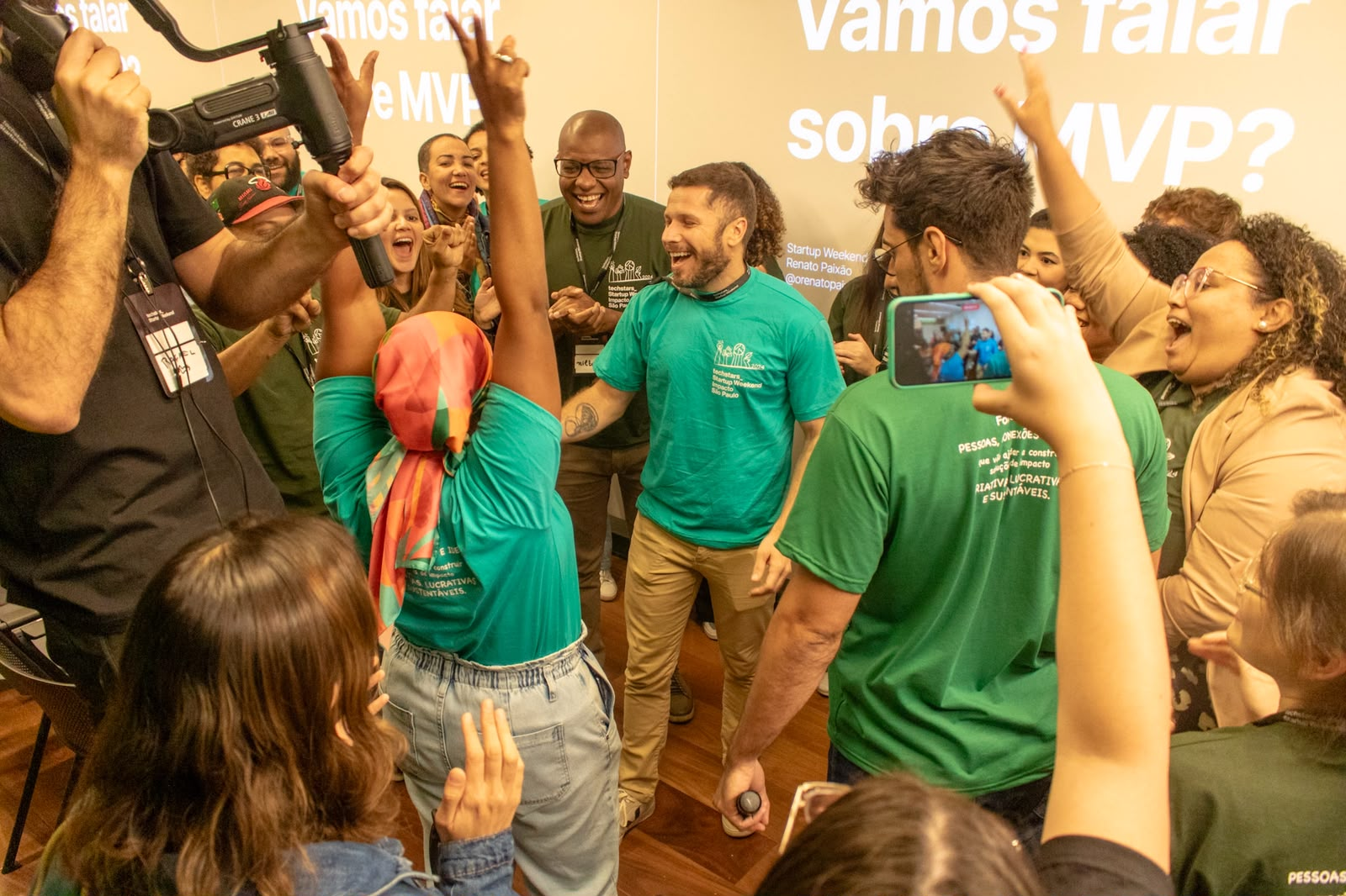 Participantes do Techstars Startup Weekend MarTech São Paulo comemorando durante o evento
